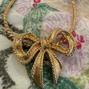 Vintage Avon Elegant Gold tone Bow Necklace